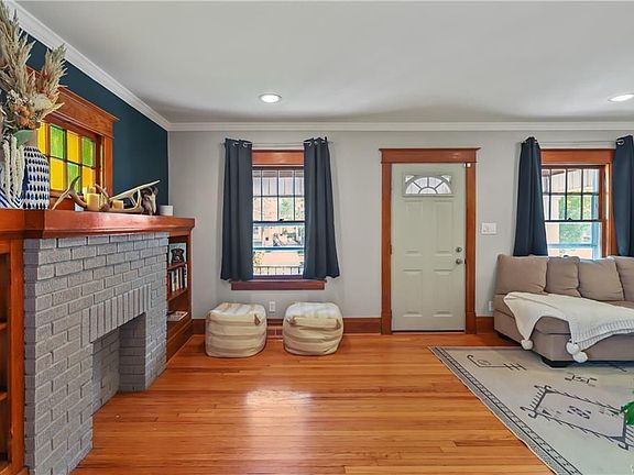 4th image of 108 Nassau Ave