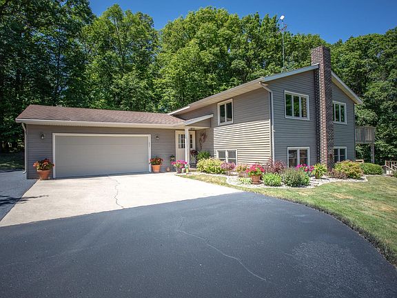 3rd image of 2209 Springdale Dr NE
