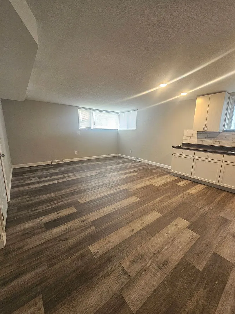 223 E 35th St. Davenport, IA 52806 — Photo 3