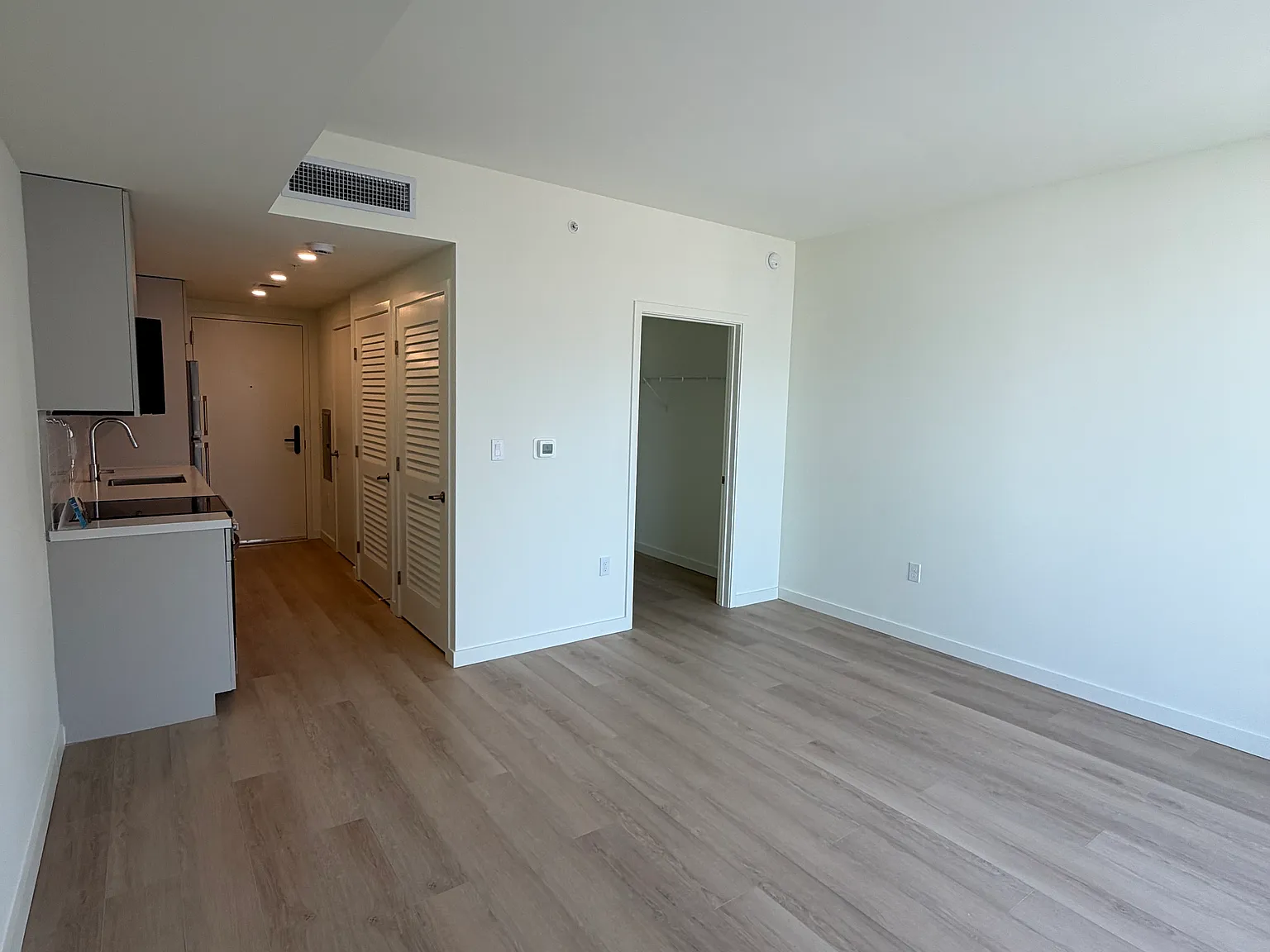 Studio, 410 sqft, $1,980 — Photo 4