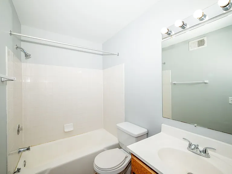 Canterbury Court Apartments — Photo 33