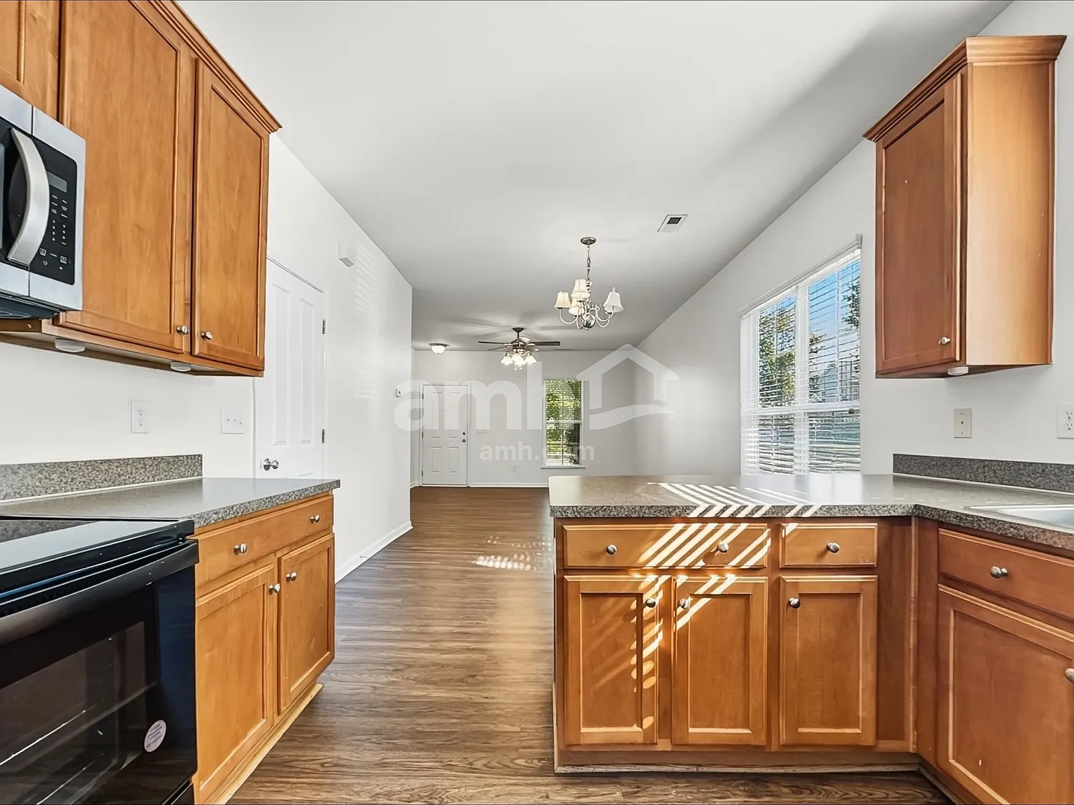 3 bed, 2.0 bath, 1528 sqft, $2,065 — Photo 3