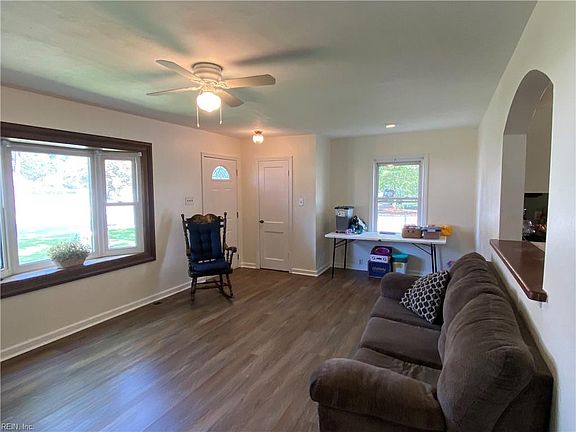 4th image of 901 Elmhurst Lane
