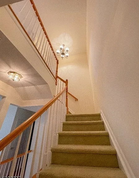 511 Kensington Ln — Photo 2