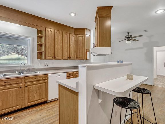 5th image of 131 Railroad Avenue E