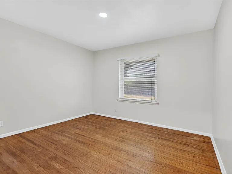 366 SE Wilshire Ave — Photo 9