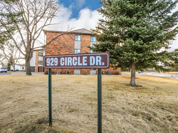 929 Circle Dr, Aberdeen, SD 57401