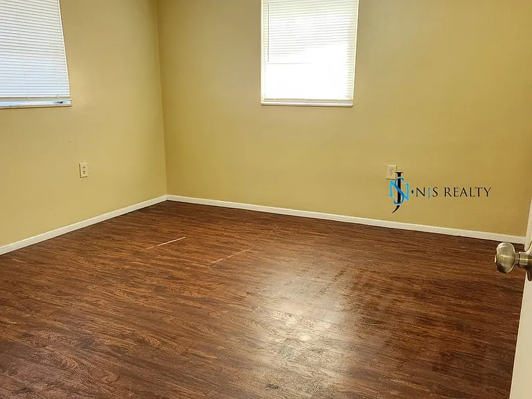 1350 Whitehall Ln — Photo 11