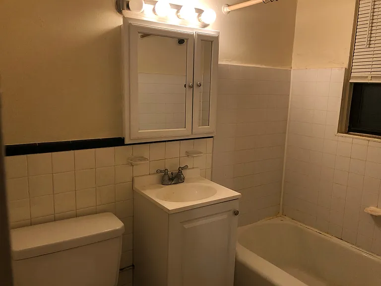 809 College St #22 — Photo 10