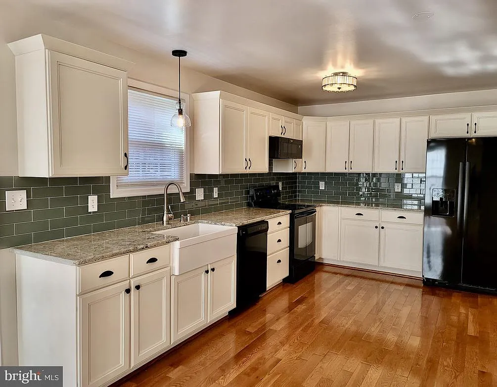 4 bed, 4.0 bath, 2380 sqft, $3,200 — Photo 2