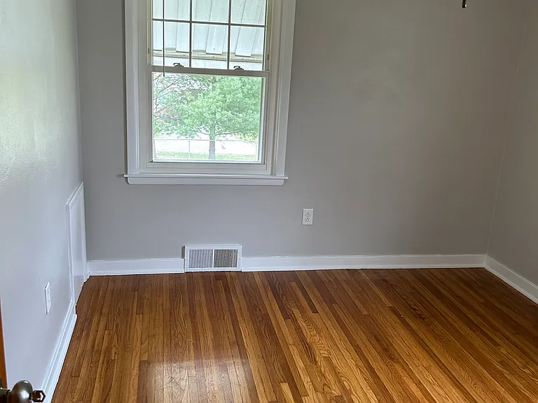 BEDROOM 3 CEILING FAN AND BLINDS