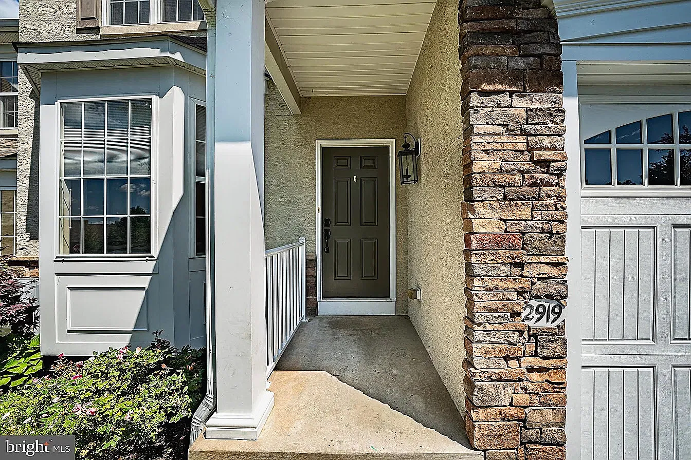 3 bed, 2857 sqft, $3,465 — Photo 2
