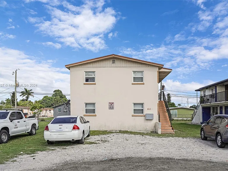 628 SW 4th St — Photo 3