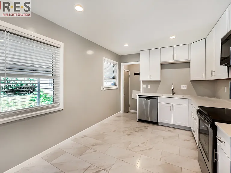 3201 S Holly St — Photo 4