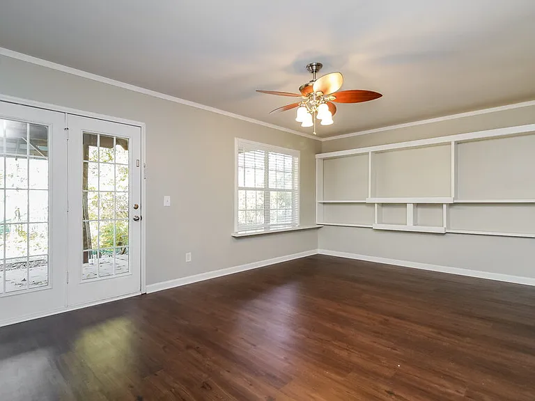 1126 Poplar Hollow Rd — Photo 10