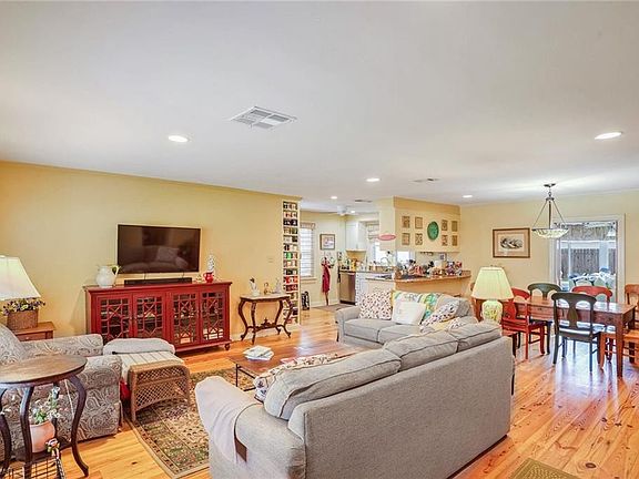 3rd image of 605 Marguerite Rd