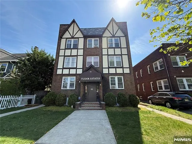 215 Orient Way — Photo 2