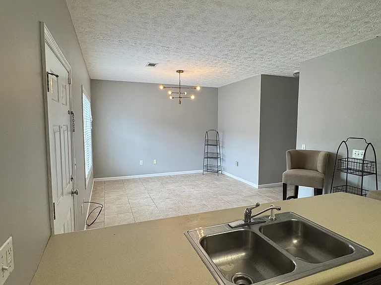 303 N Ross St #102 — Photo 1