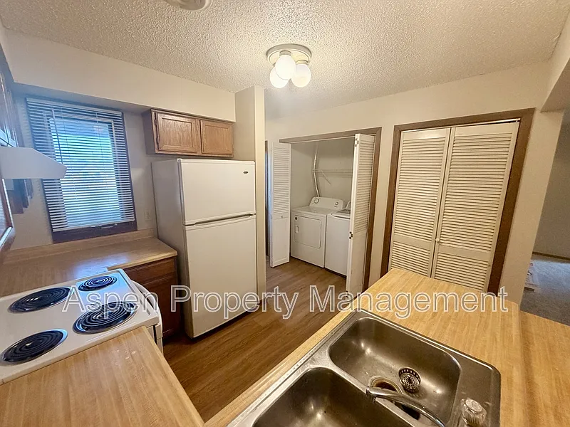 2 bed, 1.0 bath, 924 sqft, $1,195 — Photo 2