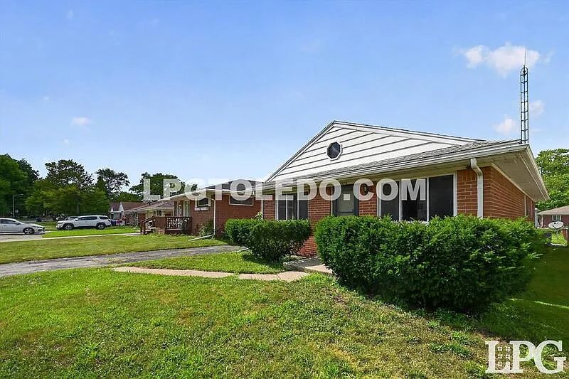 3 bed, 2.0 bath, 1075 sqft, $1,575 — Photo 3