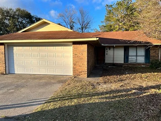 824 Balfour Rd — Photo 2