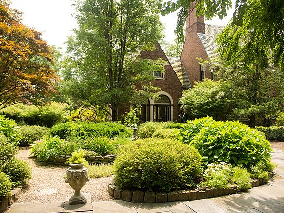 ENGLISH GARDENS