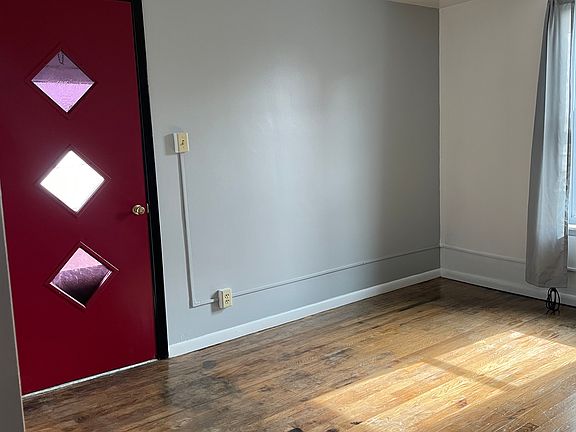 4th image of 305 N 1st St