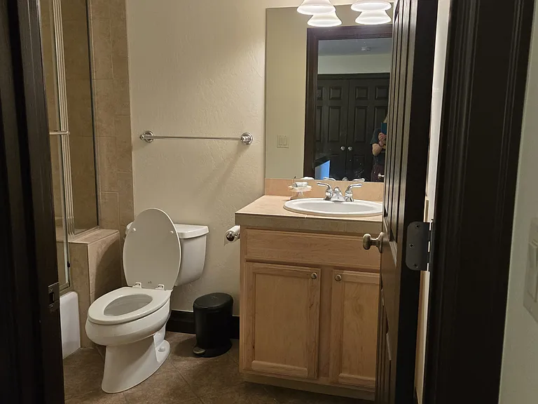 Full bathroom for bedrooms 1 and 2.