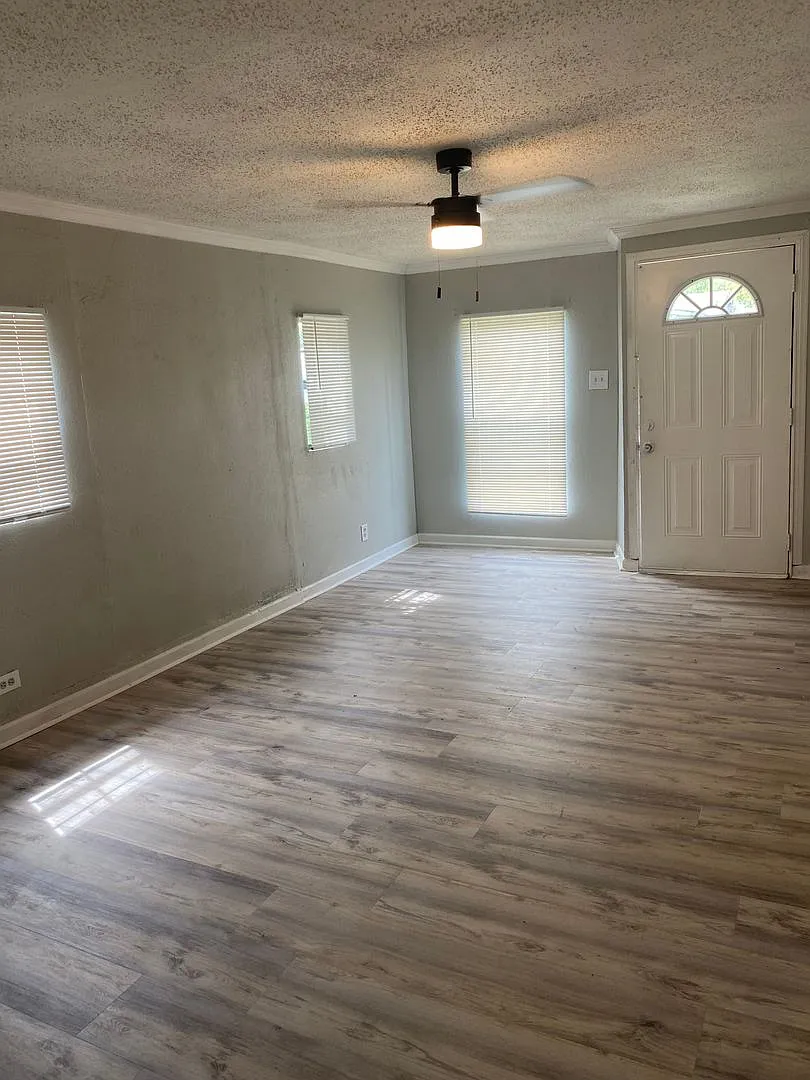 2 Bedroom 1 bath Large backyard as is immediate move in — Photo 2