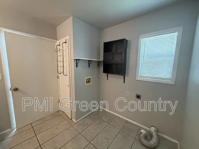 212 W Pecan St — Photo 7