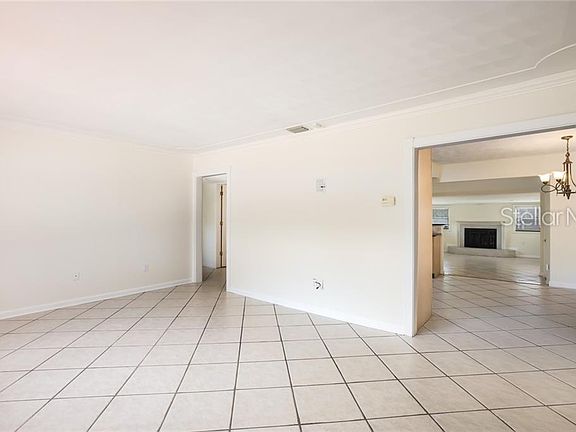 5th image of 2327 Roselawn Cir