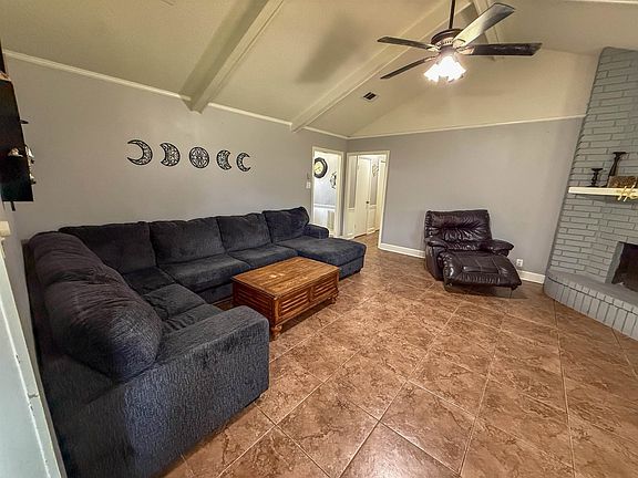 4th image of 1925 Silver Oaks Dr