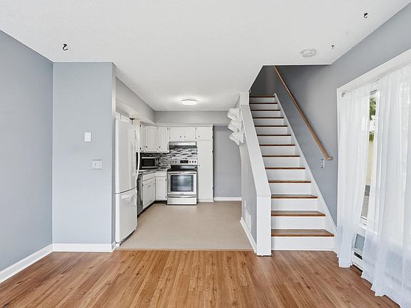 2nd image of 297 College Street #4C