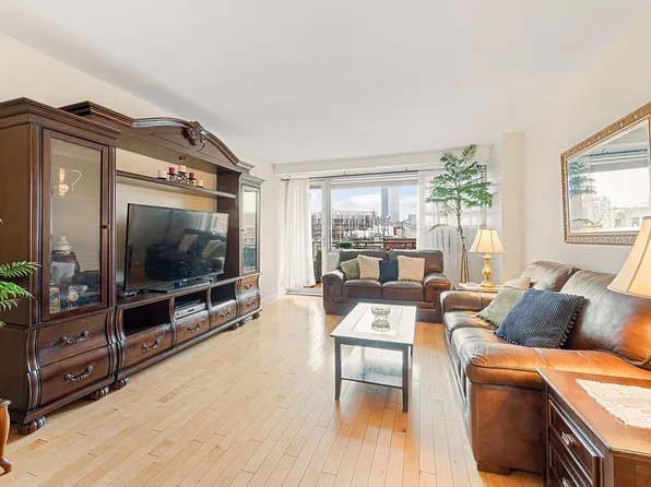 215 Park Row APT 7D, New York, NY 10038