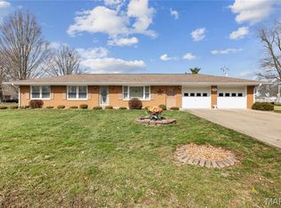 19 Westwood Dr, Hillsboro, IL 62049