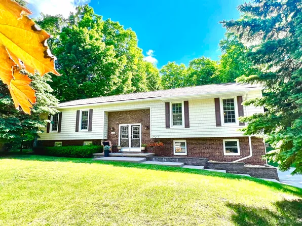 631 Forest Park Dr, Marquette, MI 49855