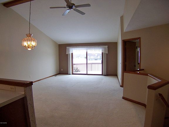 2nd image of 2040 Lakeview Dr