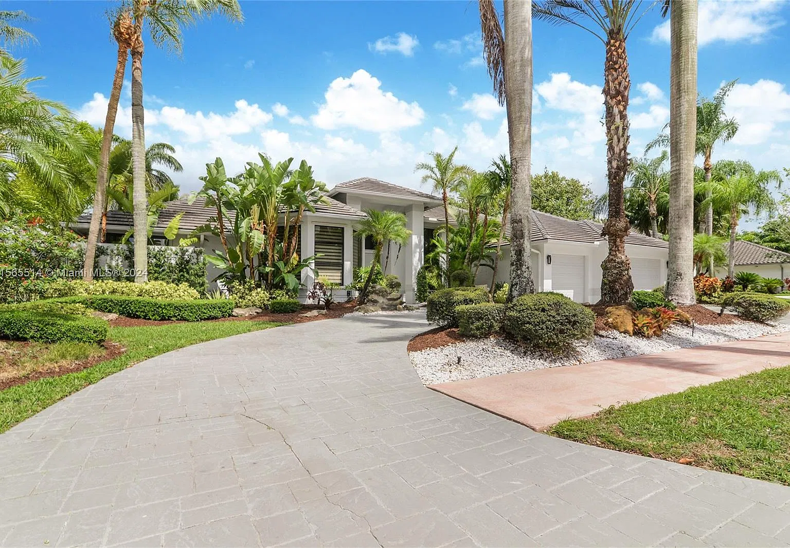 5 bed, 3700 sqft, $13,000 — Photo 2