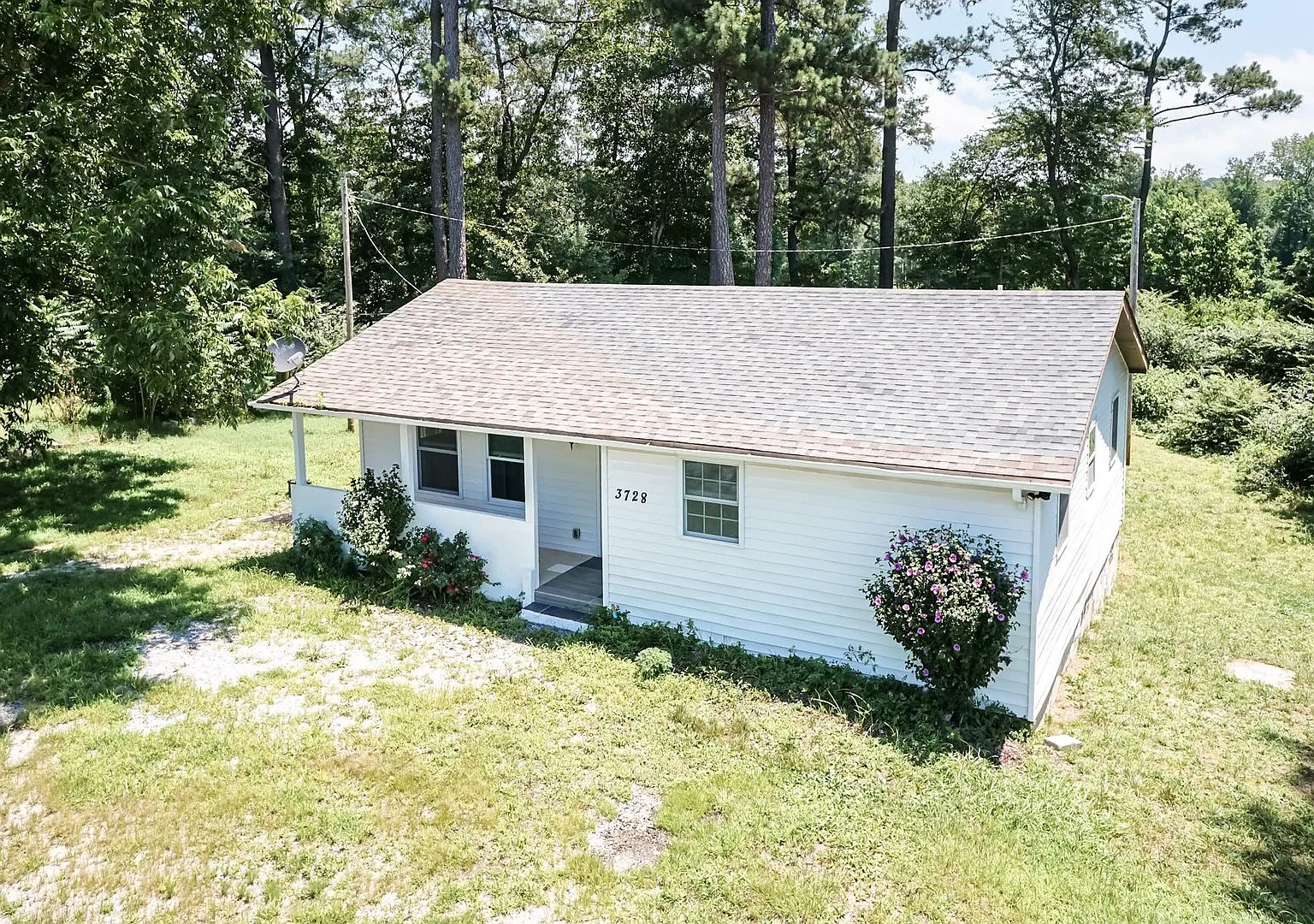 Three Bedroom Home! — Photo 1