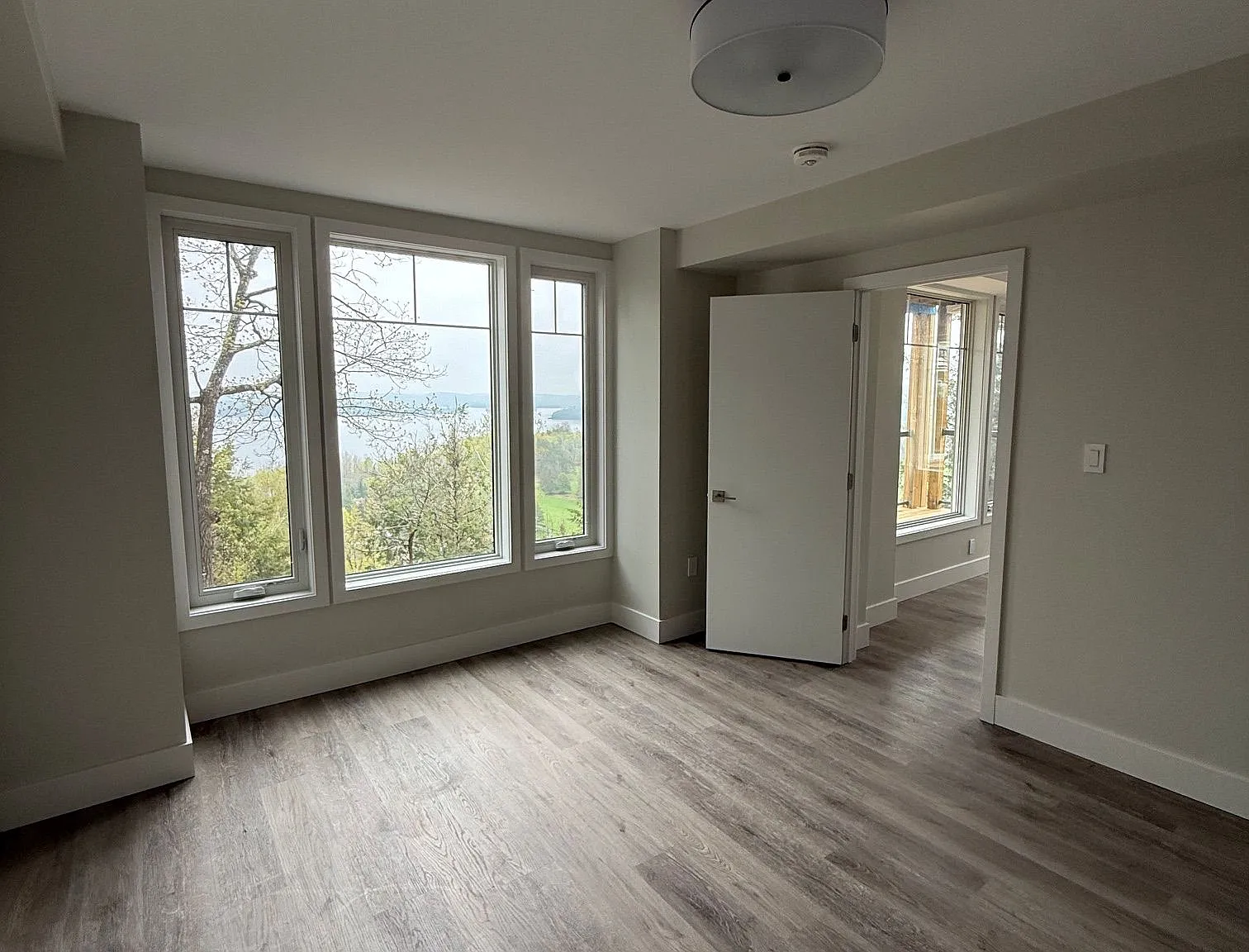 3 bed, $3,000 — Photo 2