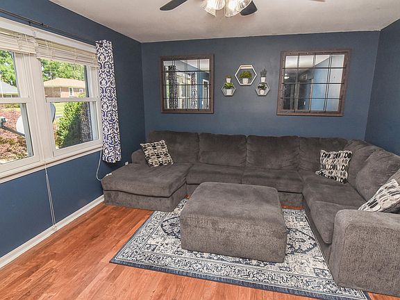 5th image of 335 Center Park Dr
