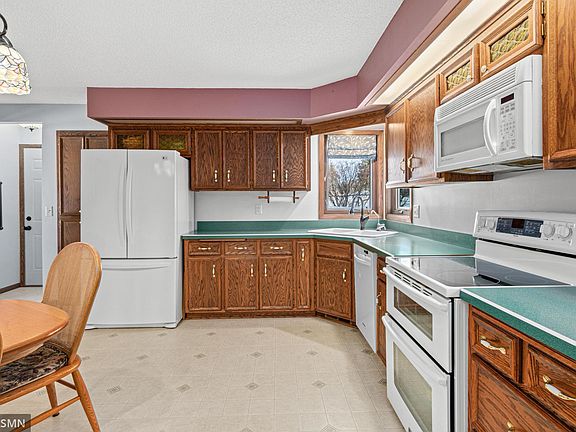 3rd image of 2231 Queens Dr