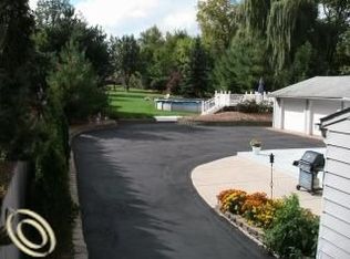 3149 Pontiac Lake Rd, Waterford, MI 48328