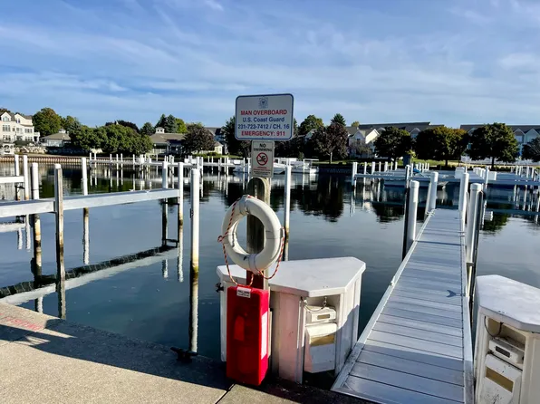 34 Marina Dr N, Manistee, MI 49660