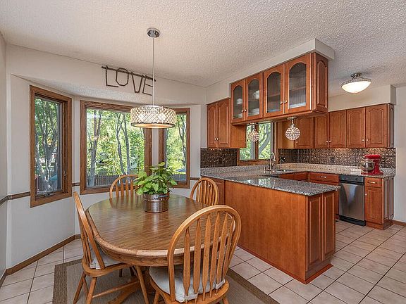 5th image of 7472 Saratoga Dr