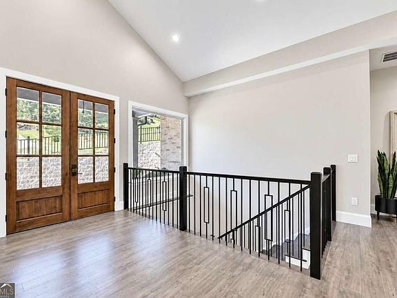 3rd image of 3685 Silver Brook Ln