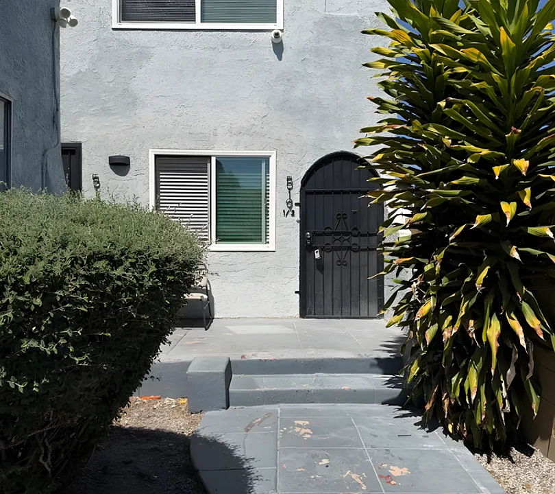 517 W 42nd Pl