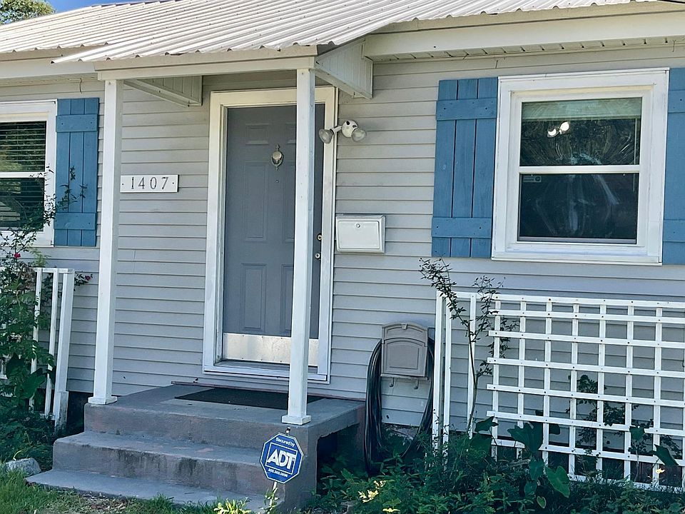 2BR/1BA Single-family detached home near SELU for lease $1095/mo includes lawn-care.