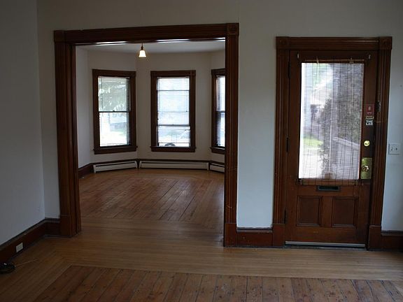 4th image of 12 Hickok Pl