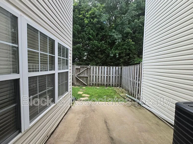 210 Brittany Way — Photo 20